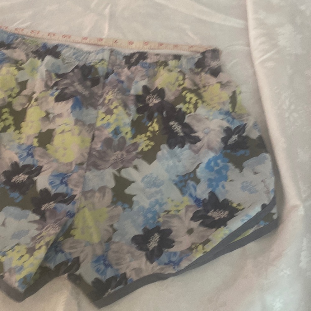Very nice shorts🎁Calvin Klein , size large. 2  front pockets. Perfect condition